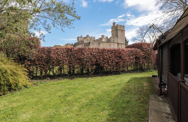 SNAPE CASTLE GARDEN LODGE, pet friendly, with a garden in Bedale