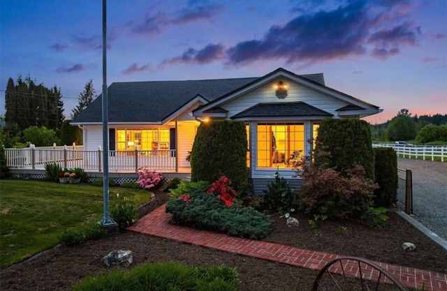Snohomish 10+Acre 5BR | Hot Tub, Pond & Stables