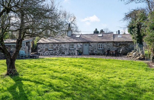 SNOOK'S COTTAGE, pet friendly, character holiday cottage in Bangor