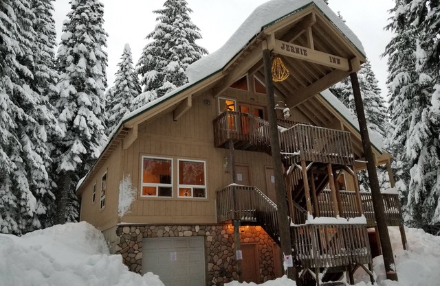 Snoqualmie Pass Inn - 2 Bedroom Apt. Christmas all year long decor!