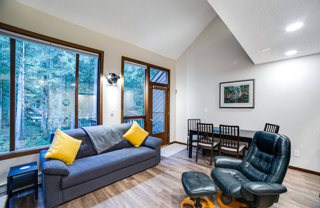 Snowater Condo #Story Condo - Sleeps 4 - Close to Community Amenities!