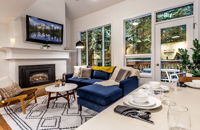 Snowater resort Corner Condo w/River View & amenities. Close to Mt. Baker & trails