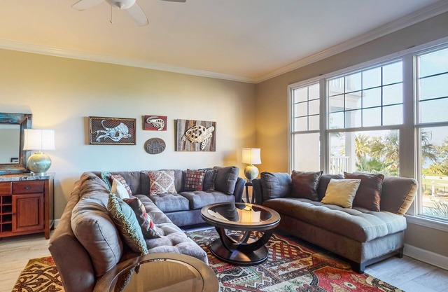 Snowbird-friendly condo with waterfront view, WiFi, AC, access to pool, hot tub