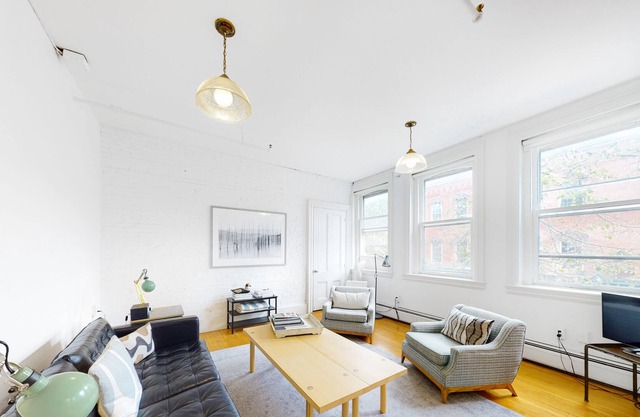 Snowbird-friendly apartment with washer/dryer, full kitchen, and high-speed WiFi
