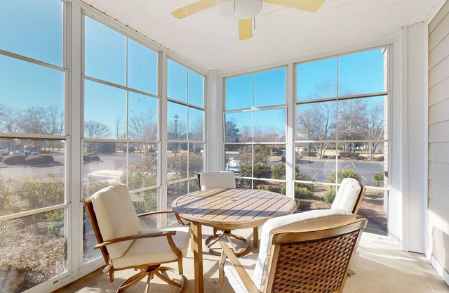 Snowbird-friendly condo with 2 outdoor pools, patio, & streaming- golfing nearby