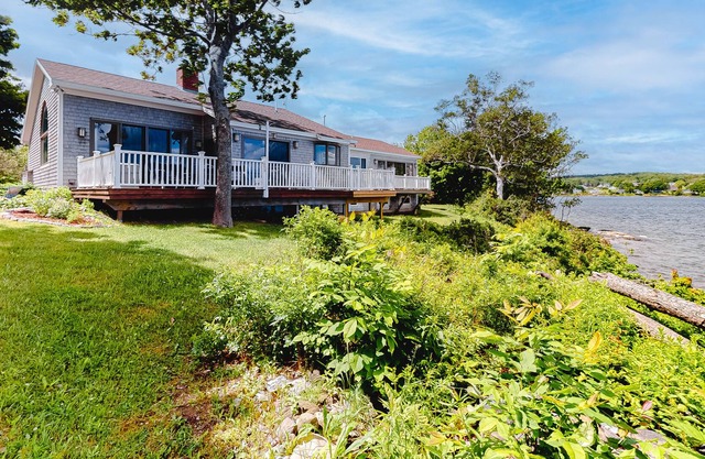 Snowbird-friendly, waterfront house with amazing views, deck, & washer/dryer