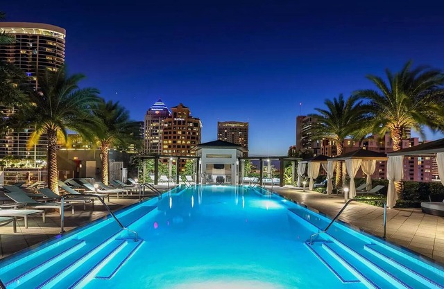 Snowbird Haven sunny escape condo~ in Las Olas w/ WIFI, Heated Pool, and Parking