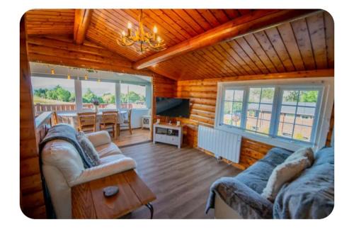 Snowdonia Escapes# Scenic Log Cabin with Views, WIFI & 2 Double bedrooms