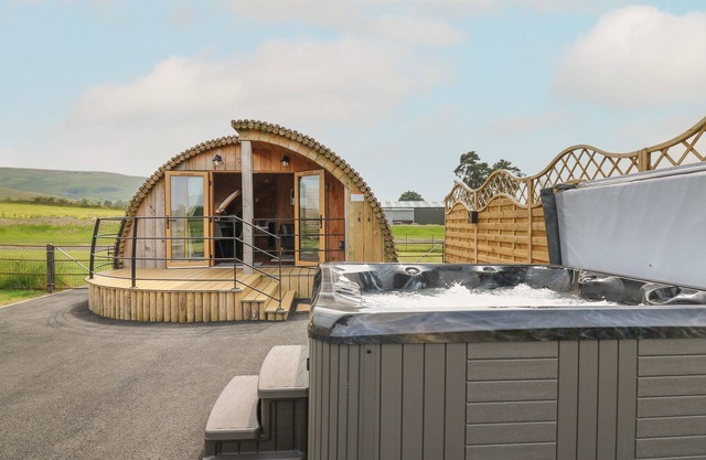 SNOWDROP, pet friendly, with hot tub in Rhayader