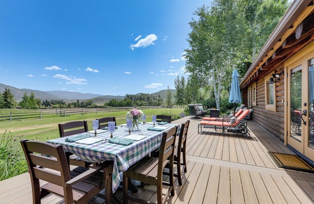 Snowmass Home w/Hot Tub, Fireplace, & Mtn Views!