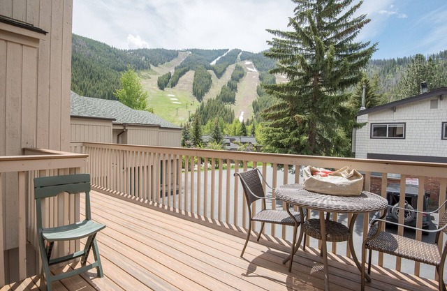 Snowrun Condo 8 - Perfect for Couples Weekend Retreat!