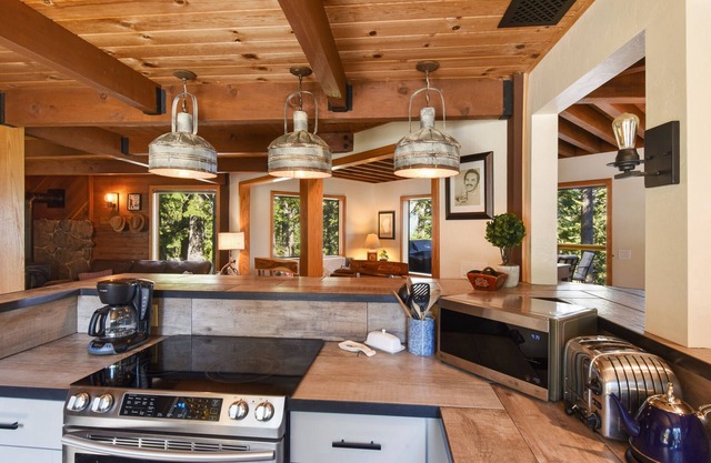 Snowshoe Cabin | 3 Decks, BBQ & Hot Tub!