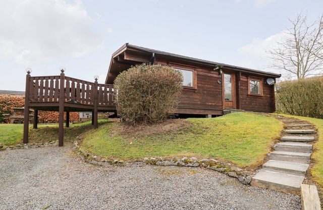 SNOWY OWL LODGE, pet friendly, with hot tub in Rhayader