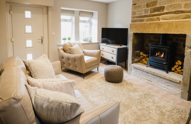 SNUG COTTAGE, pet friendly, with a garden in Scholes