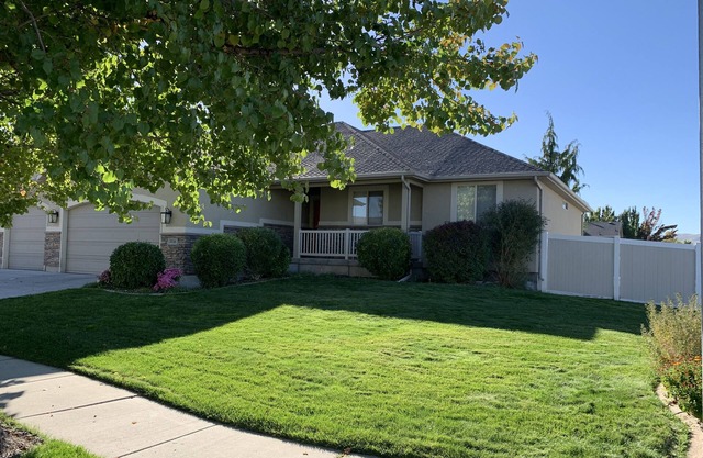 Snug Home with fenced yard,10 min from the airportSLC, 20 min to most ski areas