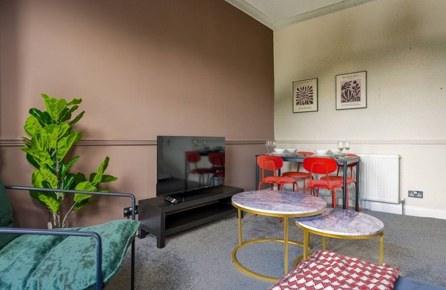 Snug Modern Apartment in Paisley