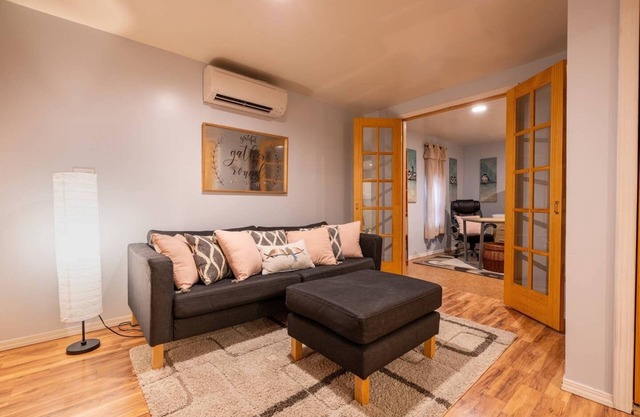 Snug Studio Conveniently near PSNS, Ferry, Hospitals and Seattle