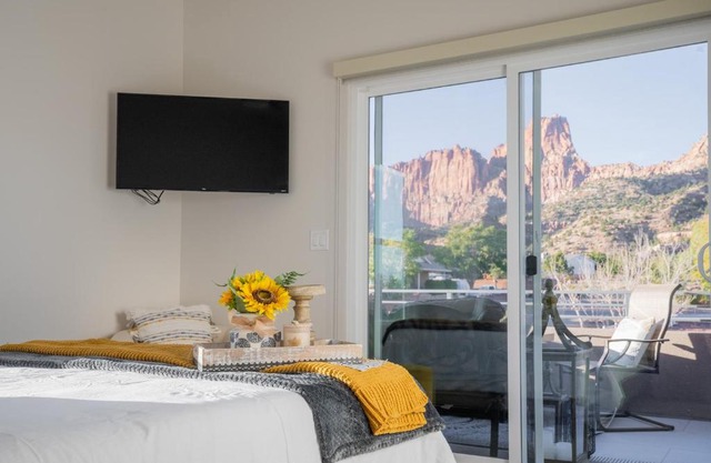 So Zion Painted Desert-4Bed, 3Bath, Hot Tub, Deck