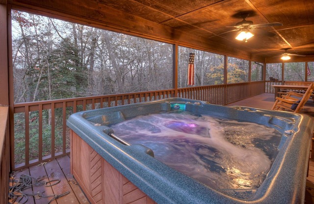 Soak and cozy up next to the fireplace! - Annie's Mountain Mist -