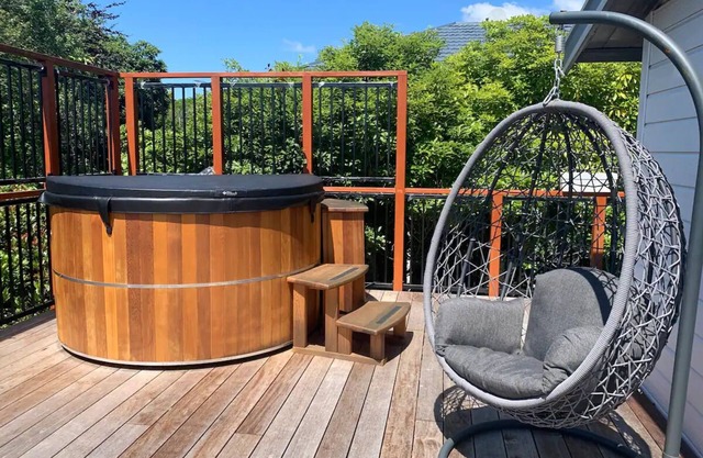 Soak in Cedar Tub, Stroll to Havelock Village