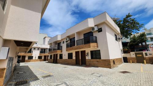 Sobrado 30 m praia, quartos climatizados, 1 vaga, até 6 pessoas