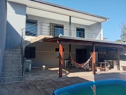 Sobrado com piscina em Caioba
