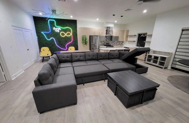 Social House w/Rooftop Deck, King Bed & 2-car garage parking!