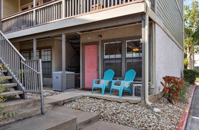 SoCo Condo, 2br/2ba, updated bright space with great pool + parking!