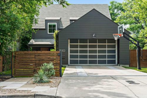 SoCo Oasis - 4BR, Pool, Gym, Fire Pit, DT ATX