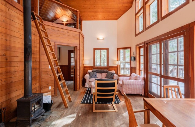 Soda Mountain Cabin w/Jacuzzi and Wood Stove at Green Springs Inn