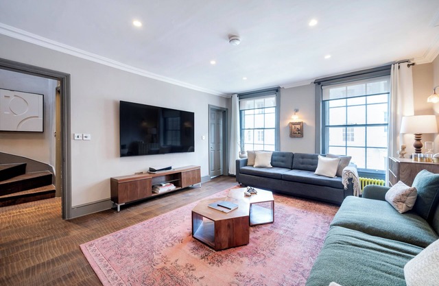 Soho 2BEDR/3 BEDS/2,5 BATH best central location