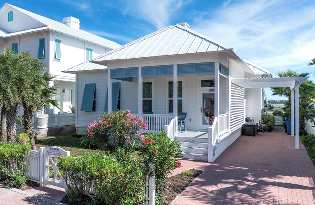 Sol Y luna home at The Shores, sandy steps to the bay, short walk to the beach