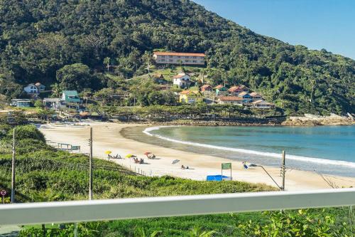 Solar das Ilhas 303 – Linda Cobertura Duplex com Piscina Privativa e Vista Panorâmica para o Mar de Quatro Ilhas.