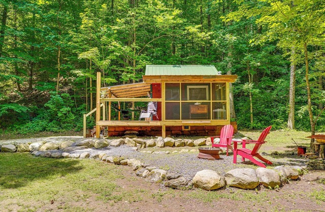 Solar-Powered Brandon Studio Cabin: Hiking Access