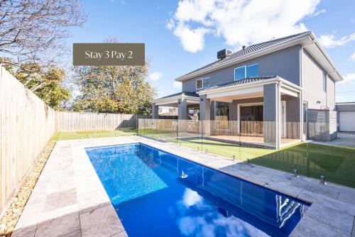 Solara House with Heated Pool and Cinema Room