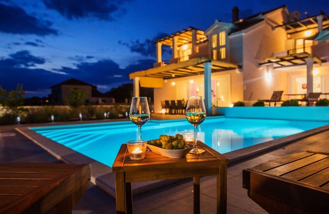 Solta, Villa Giove, Elegant & Modern 4BR, Fully AC, large heated salted pool