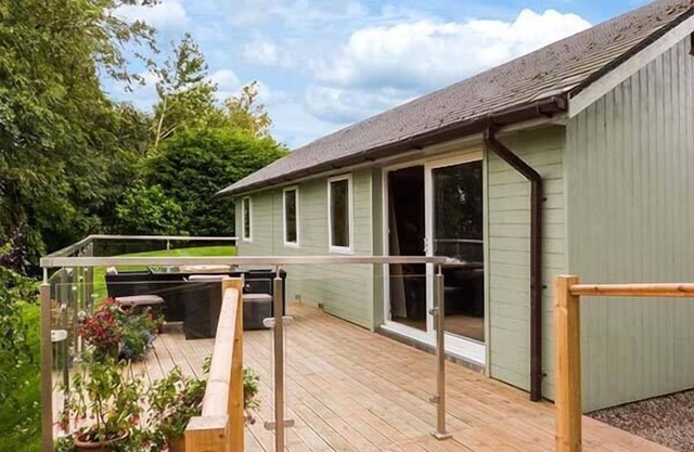 SOLWAY COTTAGE, family friendly, with a garden in Bowness-On-Solway
