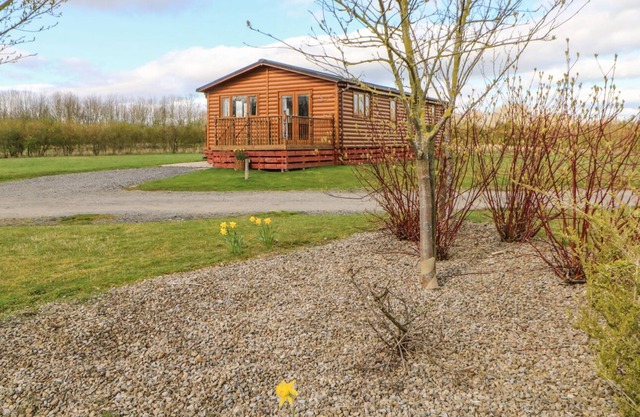 SOMERSET LODGE, pet friendly, character holiday cottage in Kiplin