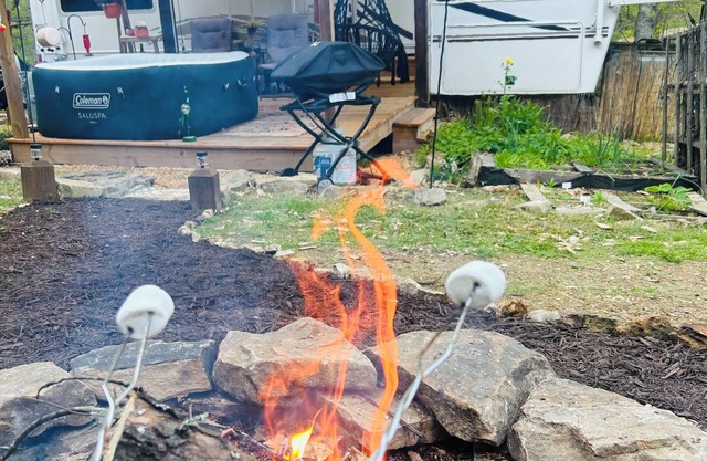 Somethin' Soulful Glamping Couples Retreat w/Jacuzzi