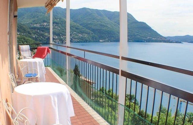 Sonia Musica Aperol Holiday Apartment with Lake View