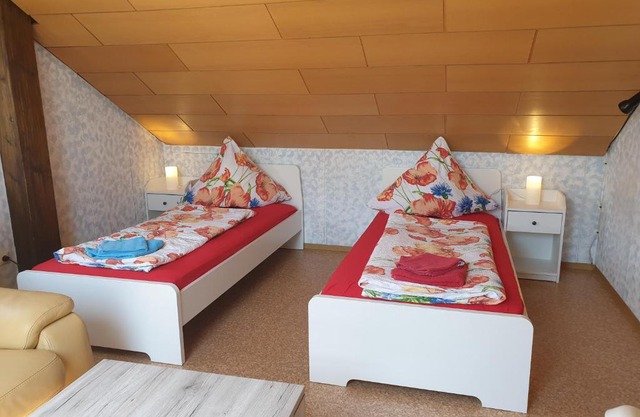 Sonnige ruhige Dachzimmer inkl WIFI plus Kaffee mit WG Dusche und neuer Küche