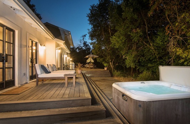 SONOMA CREEK VILLA NEW PICKLEBALL COURT, heated pool, hot tub, gated, EV Charger