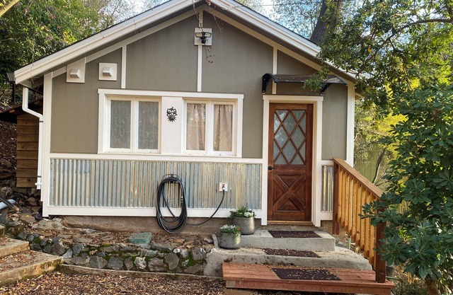 Sonora Treehouse Cottage. Charming studio w/AC & WiFi in quaint historic town
