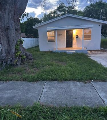 Soothing bungalow with AC in Pompano