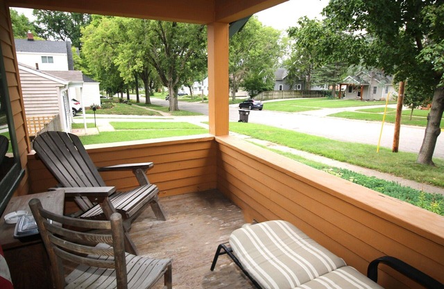 Soothing bungalow with ping pong in charming Ames