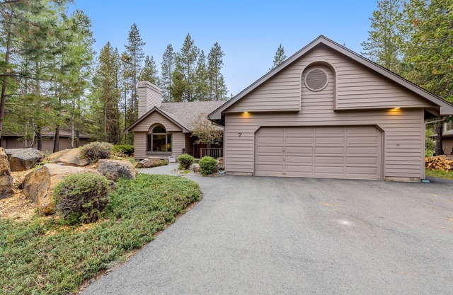 Soothing home with hot tub, pool, tennis court, gas grill, deck, & full kitchen