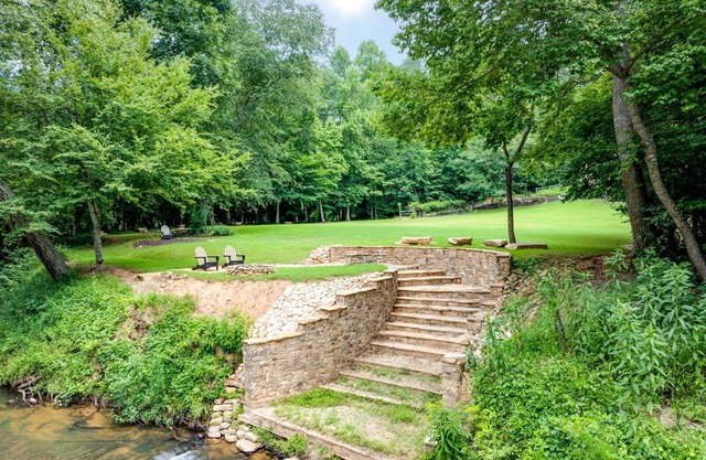 Soque River Sanctuary – Scenic Retreat with River Access & Game Room