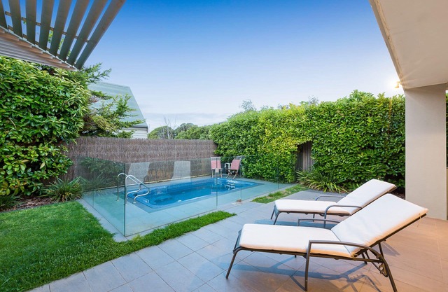 Sorrento, easy walk to beach and sailing club, with swim spa (sleeps 10)