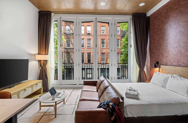 Sosuite | 2Bed Apt w Juliet Balcony, Den, Laundry