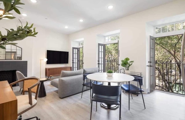 Sosuite | Juliet Balcony 1BR Apt w W/D, Desk